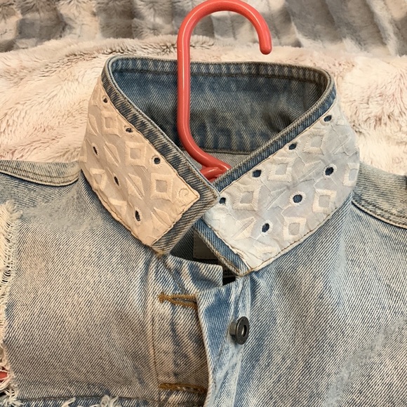 🐘NWOT Gorgeous and Super Cool Elephant Embroidered Jean Jacket XS🐘 - Picture 8 of 9